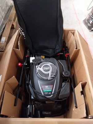 une boîte contenant une tondeuse à gazon