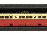 un train rouge et jaune dans une boîte, sur fond blanc