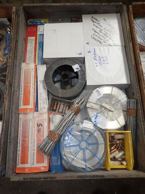 une boîte remplie d'objets assortis posée sur une table
