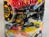 une tasse colorée sur laquelle est représenté un joueur de poker