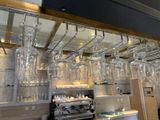 de nombreux verres à vin suspendus au plafond au-dessus du bar