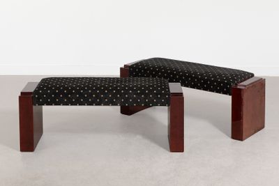 un banc à pois noirs et blancs et un pouf noir et blanc