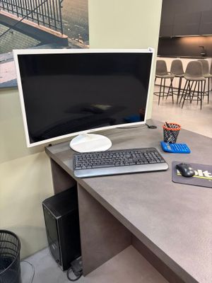 un bureau sur lequel se trouvent un ordinateur, un clavier et une souris