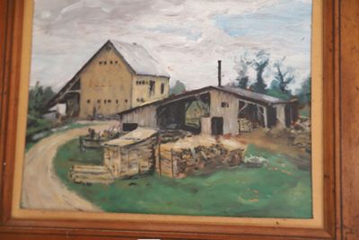 une peinture représentant une grange avec un chemin de terre devant