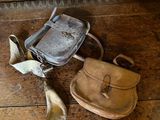 un sac à main et d'autres objets posés par terre à côté d'une valise