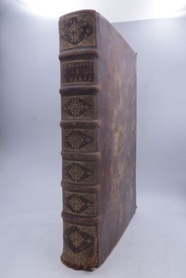 un vieux livre posé sur une table blanche