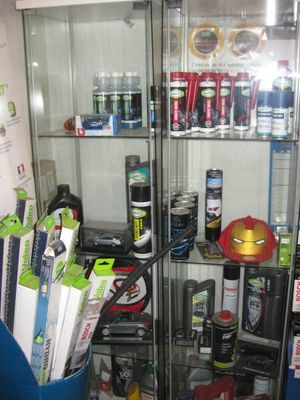 une vitrine en verre contenant de nombreux objets différents