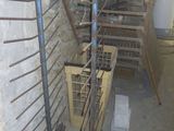 une échelle qui se trouve au milieu d'une pièce