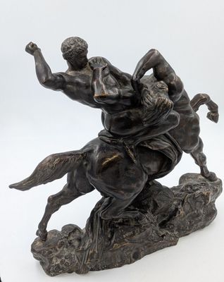une statue représentant un homme à cheval, avec une femme à ses côtés