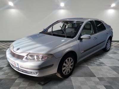 la photo d'une voiture argentée garée dans un garage