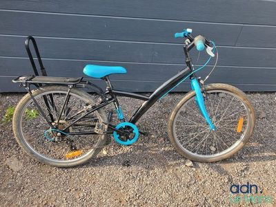 un vélo garé devant un bâtiment