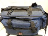 un sac bleu posé sur une table blanche