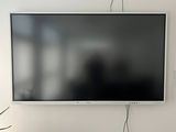 une télévision à écran plat fixée au mur dans un salon