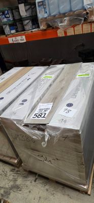 un grand nombre de cartons posés sur le sol