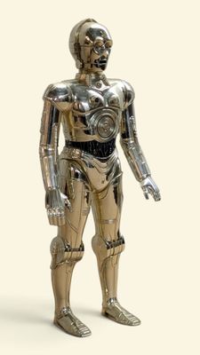 un robot argenté posé sur une surface blanche