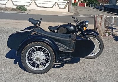 DNEPR 650 side-car 1974 MT9. Rénovation en cours. Avec carte…