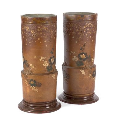 deux vases ornés de motifs floraux et de feuillages