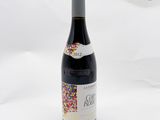 une bouteille de vin rouge décorée de paillettes
