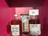 des bouteilles d'alcool sont posées sur une étagère dans une vitrine rose