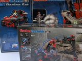 trois boîtes de lego technics exposées sur une table