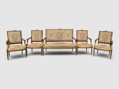 un ensemble composé de quatre chaises et d'une table de style Louis II