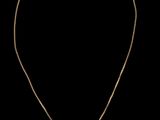 un collier en or sur fond noir