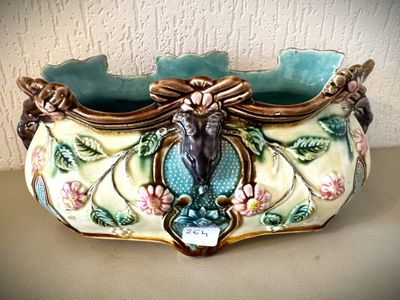 un vase avec un oiseau posé sur une table
