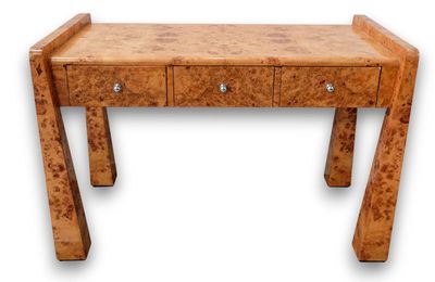 l'image d'une table en bois avec deux tiroirs