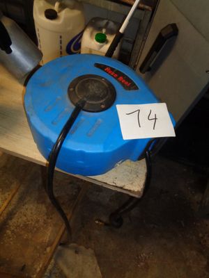 un tambour bleu posé sur une table, à côté d'autres objets