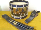 un tambour, un couteau et d'autres objets sur une table jaune