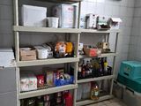 une pièce dans laquelle se trouvent des étagères et des bacs remplis de nourriture