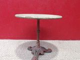 une image représentant une petite table posée sur un sol carrelé, devant un mur rouge