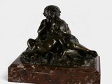 sculpture en bronze représentant une femme et un chien, posée sur un socle en marbre