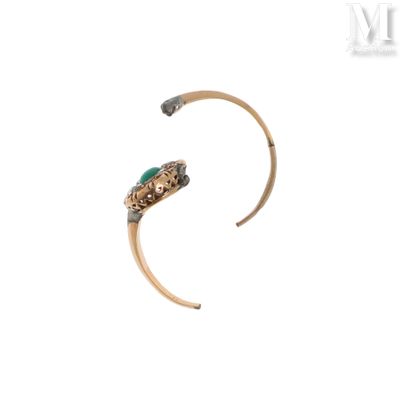 une image représentant une bague en or avec une pierre verte au centre