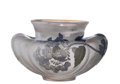 un vase orné d'un motif floral, posé sur une table