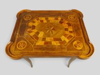 Table à jeu de forme galbée à décor de croix (probablement d… (photo 2)