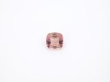 une tourmaline rose posée sur un fond blanc