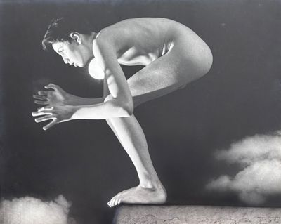 photographie en noir et blanc d'un homme nu debout sur un rebord