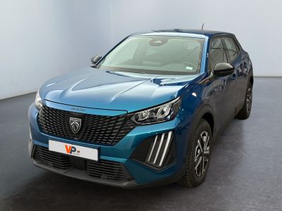 vue de face d'un SUV bleu garé dans un showroom