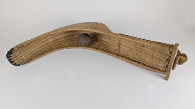 une banane posée sur une table
