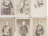six photographies anciennes représentant des hommes en uniforme militaire, dont un homme en uniforme et un autre homme en uniforme