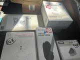 de nombreuses boîtes posées sur une table
