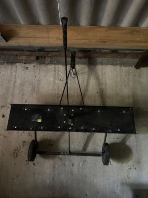 un grand objet métallique suspendu au plafond d'un immeuble