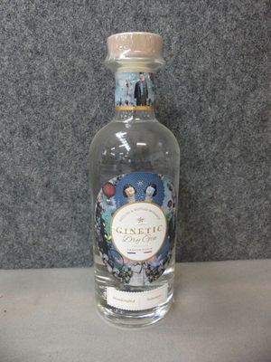 une bouteille de gin posée sur une table