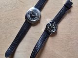 deux montres posées sur une table en bois
