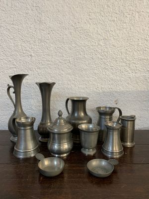 beaucoup d'objets en étain posés sur une table en bois