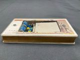 une liasse de billets posée sur une table