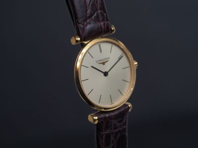 une image d'une montre en gros plan sur fond noir
