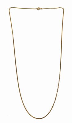 un collier en or avec une chaîne sur fond blanc