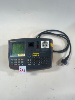 un gros plan d'une calculatrice posée sur une table